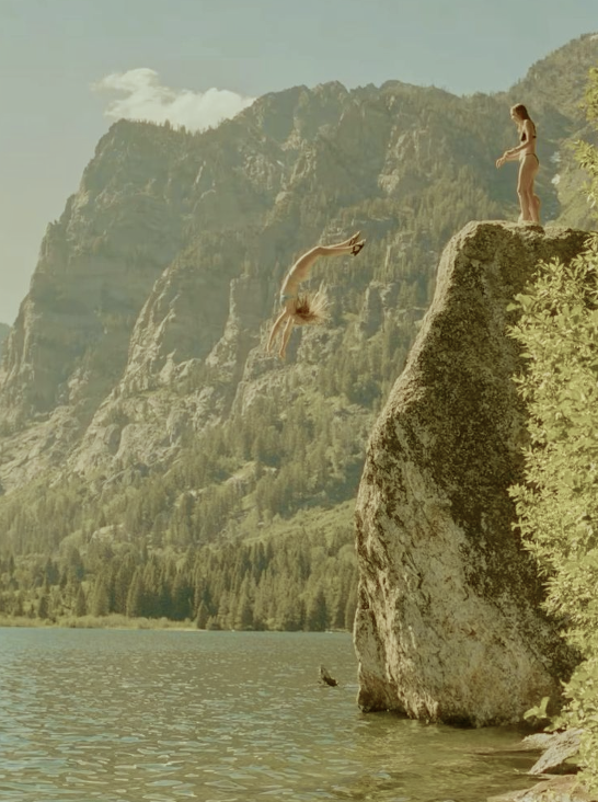 Persona che si tuffa in un lago di montagna