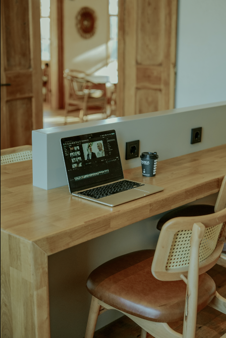 Postazione di lavoro semplice con luce naturale