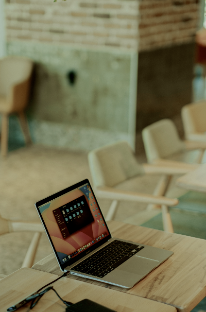 Laptop appoggiato su un tavolo condiviso