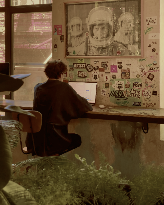 Persona che lavora al tavolo di un ambiente creativo