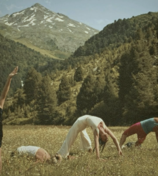 Yoga in un prato al mattino