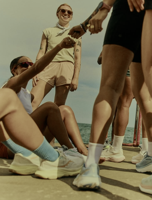 Gruppo su una passerella sul mare