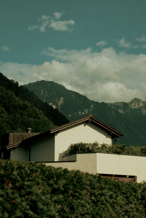 Casa con terrazza affacciata su una valle alpina