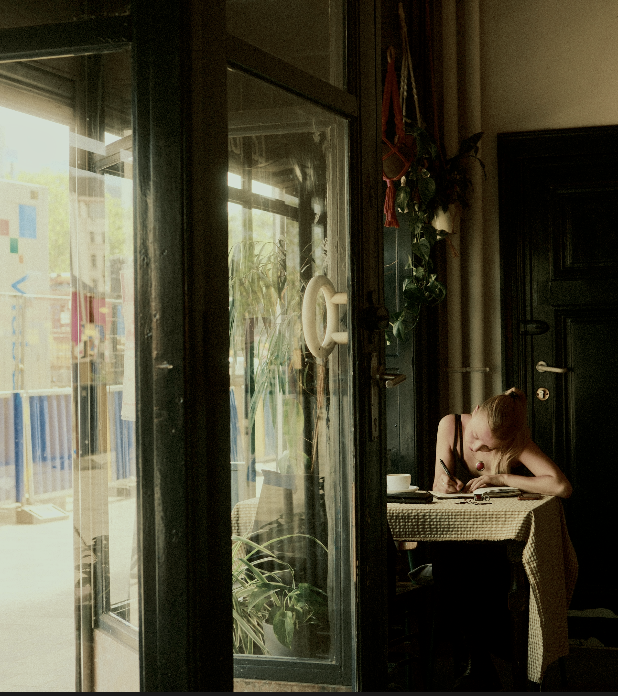 Scrittura al tavolo con luce naturale