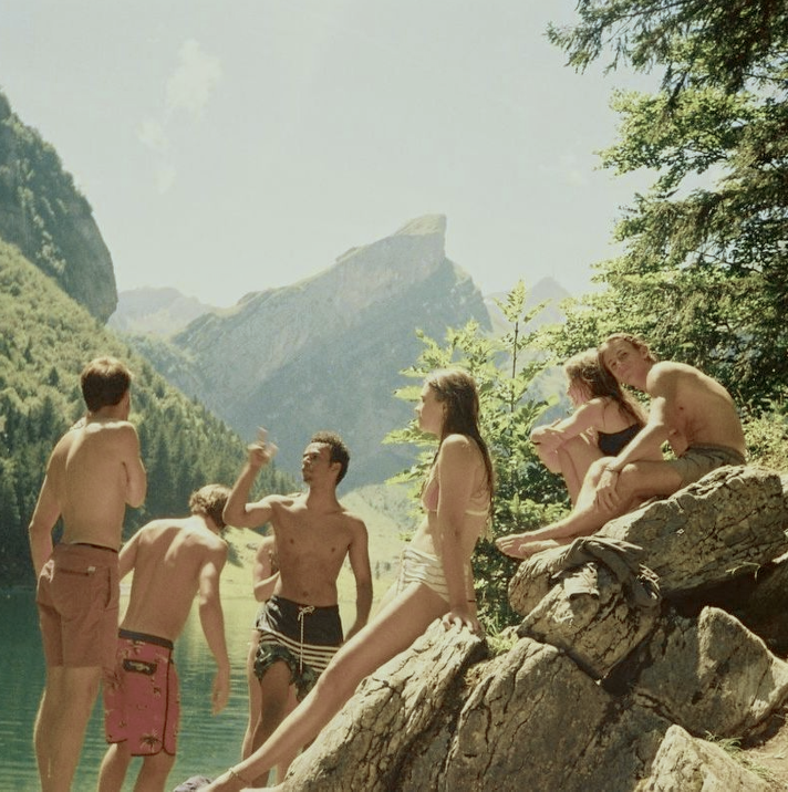Amici si rilassano su una spiaggia di lago