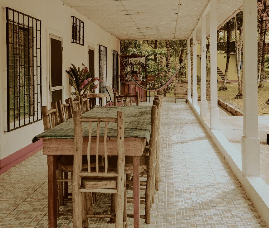 Veranda di una casa immersa nel verde con spazio per stare insieme
